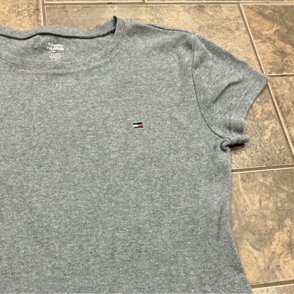 😳BUY 1 Item,GET 2 FREE😳 Tommy Hilfiger Women's Heather Gray Tee - Picture 3 of 3